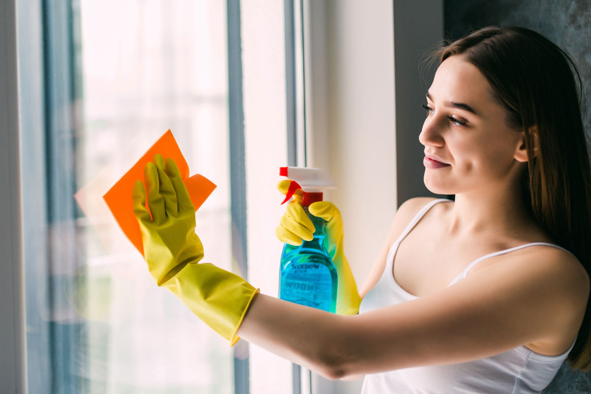 Detergenti professionali e pulizia dei vetri: i segreti per