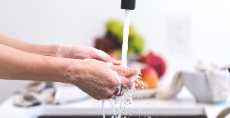 Lavare e igienizzare le mani con i prodotti Midor perché è importante