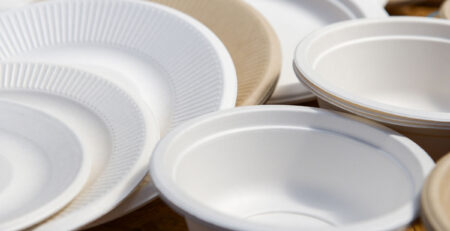 Piatti di plastica e posate bio su Midor