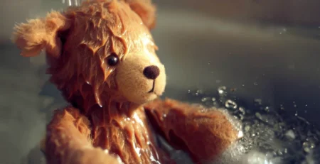 Orsacchiotto di peluche che fa il bagno